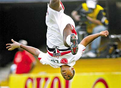 O atacante Borges comemora o primeiro gol do So Paulo no Morumbi