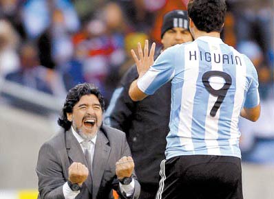 Maradona festeja com Higuan, autor de 3 dos 4 gols