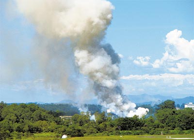 Fumaa causada por exploses em paiol de armas do CTA (Comando Geral de Tecnologia Aeroespacial), em So Jos dos Campos (SP)