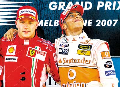 Kimi Raikkonen, vencedor do GP da Austrlia, ao lado de Lewis Hamilton, primeiro negro na F-1 e terceiro colocado na prova