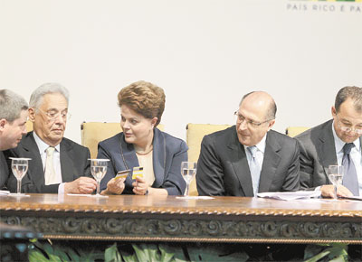 <b>FLERTE: </b>Com a presena de Anastasia (MG) e de Cabral (RJ), Dilma Rousseff lanou em SP verso do plano Brasil sem Misria