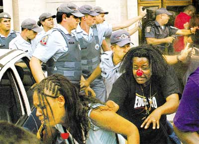 Policiais militares usam spray de pimenta contra cerca de 50 estudantes que tentavam invadir a prefeitura de So Paulo para protestar contra o aumento nas tarifas de transporte