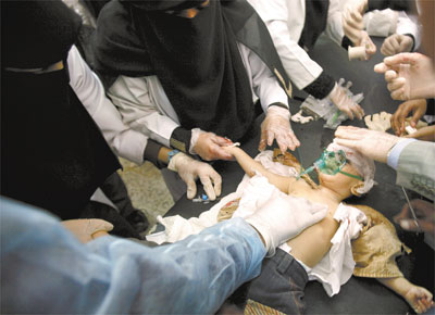 <b>EM VÃO:</b> Em Sanaa (Iêmen), médicos tentam, sem sucesso, salvar criança atingida no carro da mãe durante protesto