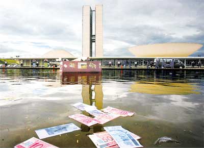 Notas de dinheiro falsas jogadas no lago em frente ao Congresso, onde estudantes e a CUT fizeram protestos contra o aumento