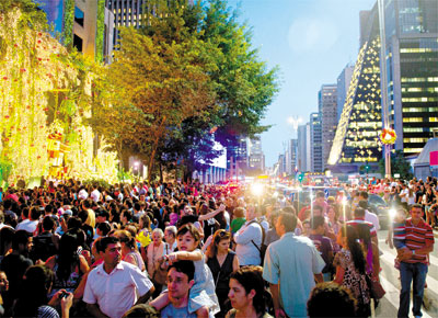 <b>CALADO</b> Pedestres invadem a Paulista para ver enfeites de Natal