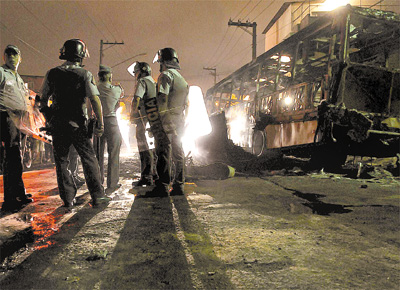 Tropa de choque da PM tenta liberar rua em Cidade Dutra (zona sul de SP) na noite de ontem, aps manifestantes incendiarem nibus