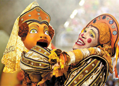 Integrante do Salgueiro dana com boneco em desfile que homenageou a literatura de cordel