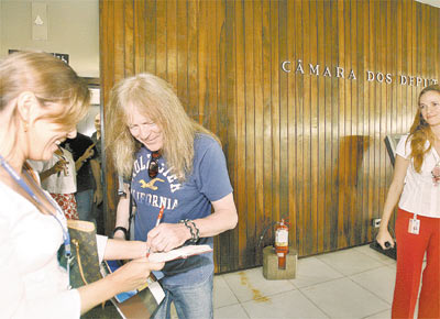 O guitarrista da banda Iron Maiden Janick Gers d autgrafo em visita ao Congresso Nacional