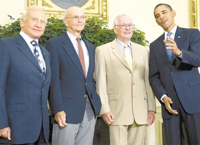 Aldrin (esq.), Collins e Armstrong recebidos ontem por Obama