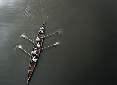 <b>Imagens improvveis:</b> Remadores navegam no<br> rio Tiet, em So Paulo, durante a virada Esportiva