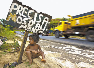 Criança pede esmola perto de Teixeira de Freitas (BA), na BR-101, que corta o litoral de 12 Estados e é a 2ª maior rota rodoviária do país
