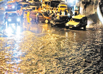 Enchente na marginal Pinheiros, na altura da ponte Cidade Jardim, na madrugada de ontem