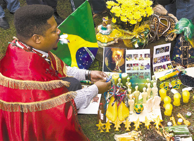 Luiz Antnio Pereira, o 'bruxo Chique Jeitoso', acende velas para 'abrir os caminhos' da seleo, ao lado de centro de treinamento em Curitiba
