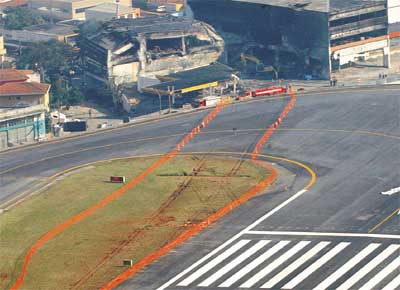 Cerca e marcas na terra indicam a trajetria do Airbus-A320 para fora da pista de Congonhas, na direo de prdio da TAM