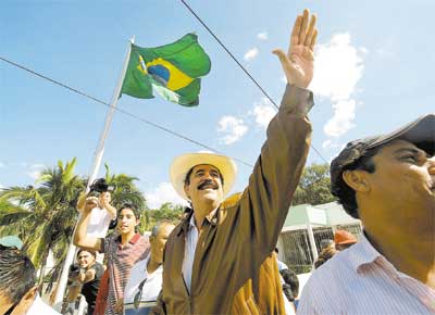 O presidente deposto de Honduras, Manuel Zelaya, acena para simpatizantes aps chegar  Embaixada do Brasil em Tegucigalpa