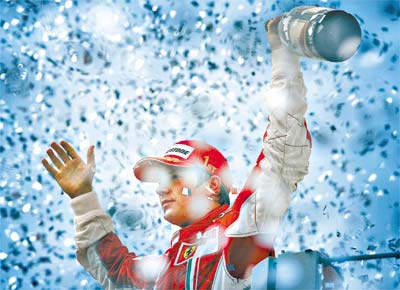 O finlands Kimi Raikkonen festeja vitria no GP Brasil com ajuda de Felipe Massa, o que lhe deu o ttulo mundial de F-1
