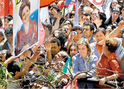 Balo d'gua estoura perto de cartaz de Dilma Rousseff durante evento em Curitiba (PR)