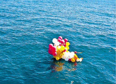 Balões utilizados no vôo do padre Adelir de Carli, encontrados a cerca de 50 km da costa de Santa Catarina