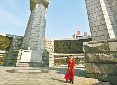 Guia posa no Monumento dos Fundadores do Partido, em Pyongyang, capital norte-coreana