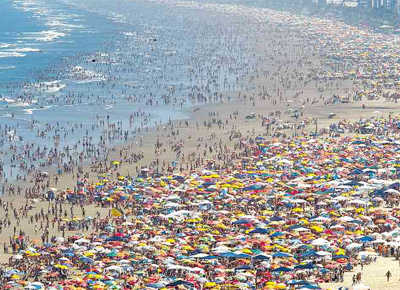 <B>MAR DE GENTE</b> Turistas aproveitam o calor <Br>e lotam a Praia Grande, no litoral sul de SP