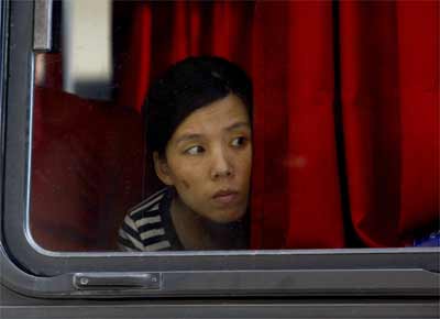 <b>PASSEIO FORADO:</b> Mulher em nibus que levou chineses<br>para averiguao de documentos na Polcia Federal em SP