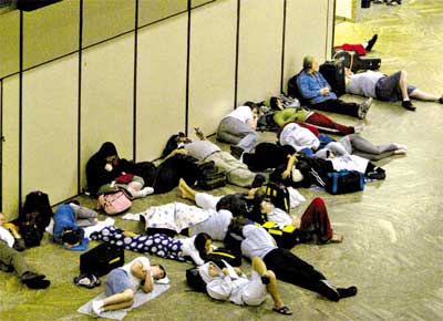 Passageiros dormem em saguo do aeroporto de Cumbica, onde houve cancelamento de vos