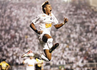 Neymar festeja gol nos 2 a 1 sobre o Pearol