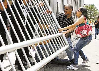 <b>EM CIMA DA HORA</b> Estudante se esgueira sob o porto para<br>conseguir fazer a primeira prova do Enem em So Paulo