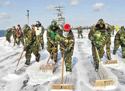 Marinheiros do porta-avies USS Ronald Reagan, que est na costa do Japo, lavam a pista de pouso para descontamin-la