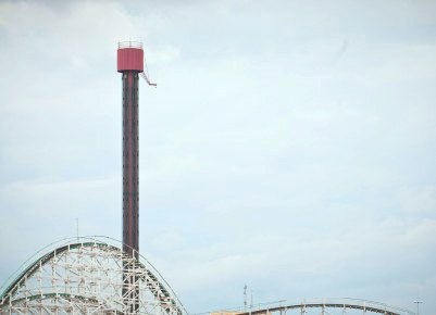 La Tour Eiffel, brinquedo de onde a menina de 14 anos caiu de uma altura de 25 metros