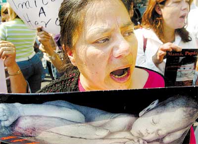 Manifestante catlica protesta contra a lei que permite o aborto at a 12 semana de gestao na Cidade do Mxico