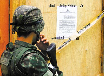 No morro da Providncia (centro do Rio), militar l notificao da Justia Eleitoral que suspendeu obras do projeto Cimento Social