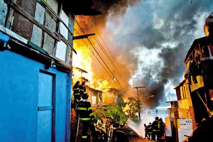 <b>QUASE UM AO MS:</b> No 8 incndio em favelas de SP no ano, fogo na Real Parque destruiu 340 casas, feriu 2 e fechou pista de marginal
