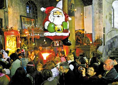 Fiis visitam a igreja da Natividade, onde Cristo teria nascido, segundo a tradio; Belm deve receber 40 mil turistas, recorde em sete anos