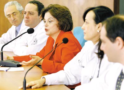 A ministra Dilma Rousseff, acompanhada por mdicos, fala sobre<br>seu tratamento em entrevista no hospital Srio-Libans (SP)