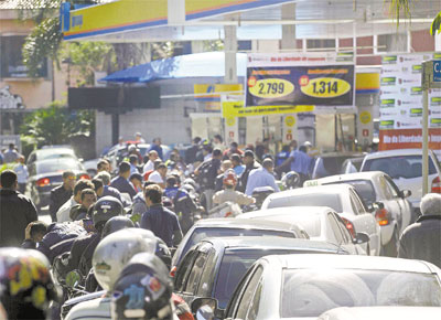 Fila em posto paulistano que vendeu o litro de gasolina a R$ 1,31 em protesto contra a carga tributria sobre combustveis