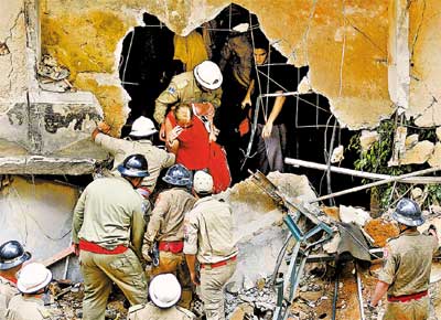 Bombeiros trabalham nos escombros da marquise de hotel que caiu na avenida Nossa Senhora de Copacabana (zona sul do Rio)