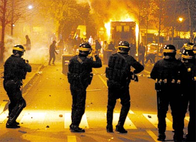 Policiais enfrentam grupo de jovens em subrbio de Paris, na segunda noite de conflitos em razo da morte de dois adolescentes