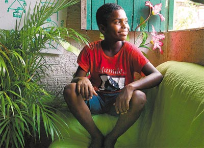 Everton Conceio Santos, 11, smbolo da reeleio de Lula, em 2006; ele diz que desde ento sua vida melhorou: 