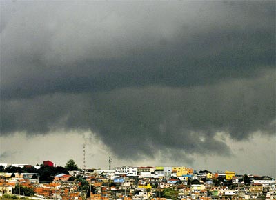 <b>SINAL DOS TEMPOS:</b> Nuvens sobre Itaquera, zona leste de SP; chuva no fim da tarde colocou a cidade em estado de ateno at as 20h