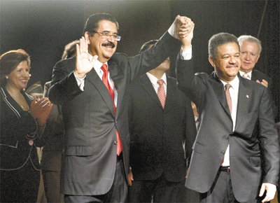 Sob nova direo: Com o presidente dominicano, Leonel Fernndez (dir.), Manuel Zelaya acena ao chegar a Santo Domingo