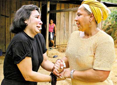A ex-deputada Gloria Polanco ( esquerda) conversa com a senadora colombiana Piedad Crdoba depois de ser libertada pelas Farc