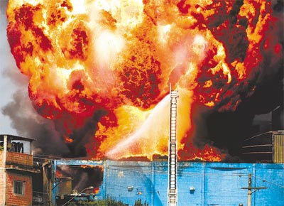 <b>NUVEM DE FOGO:</b> Incndio em depsito de produtos qumicos em Diadema (SP), com labaredas de 150 metros, que destruiu casas e carros e intoxicou 5 pessoas com a fumaa; bombeiros apuram causas