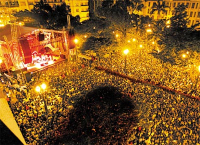 Pblico lota show de Jorge Benjor no palco da av. So Joo, no centro de So Paulo, no final da Virada Cultural