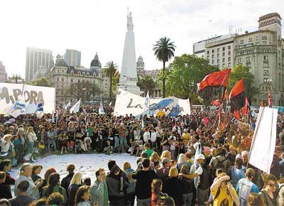 Kirchneristas se renem na praa de Maio, em Buenos Aires,<br>aps anncio da morte