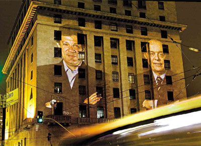 Projeção das imagens dos candidatos Fernando Haddad (PT) e José Serra (PSDB) realizada pela <b>Folha</b> no prédio da Prefeitura de São Paulo