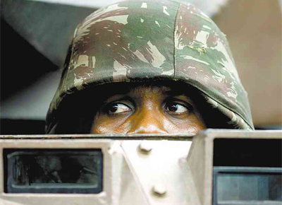 Militar das Foras Armadas em veculo blindado durante cerco<br>a traficantes no Complexo do Alemo (zona norte do Rio)