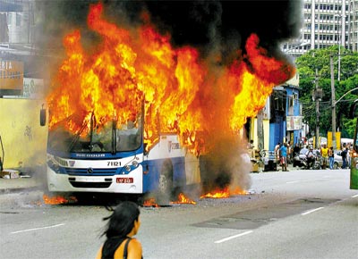 <b>FOGO CERRADO:</b> Um dos trs nibus incendiados<br>por traficantes da zona norte do Rio ontem