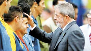 O presidente Lula cumprimenta funcionrios de uma rede de lojas durante inaugurao de depsito em So Bernardo (SP)