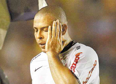 <b>BAIXO-ASTRAL:</b> Ronaldo se lamenta na derrota do<br>Corinthians para o Flamengo (1 a 0) pela Libertadores